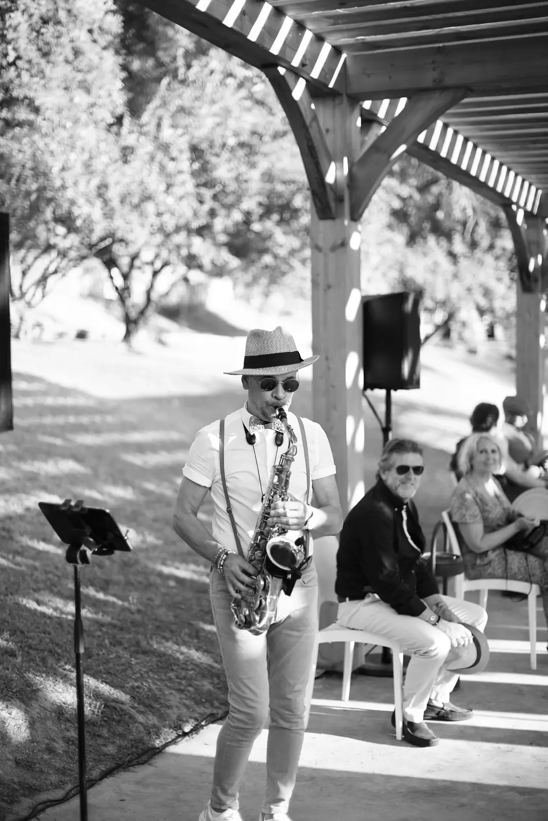 Saxophoniste en représentation lors d'une cérémonie de mariage en extérieur