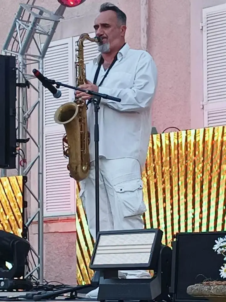 Saxophoniste en concert sur scène en extérieur