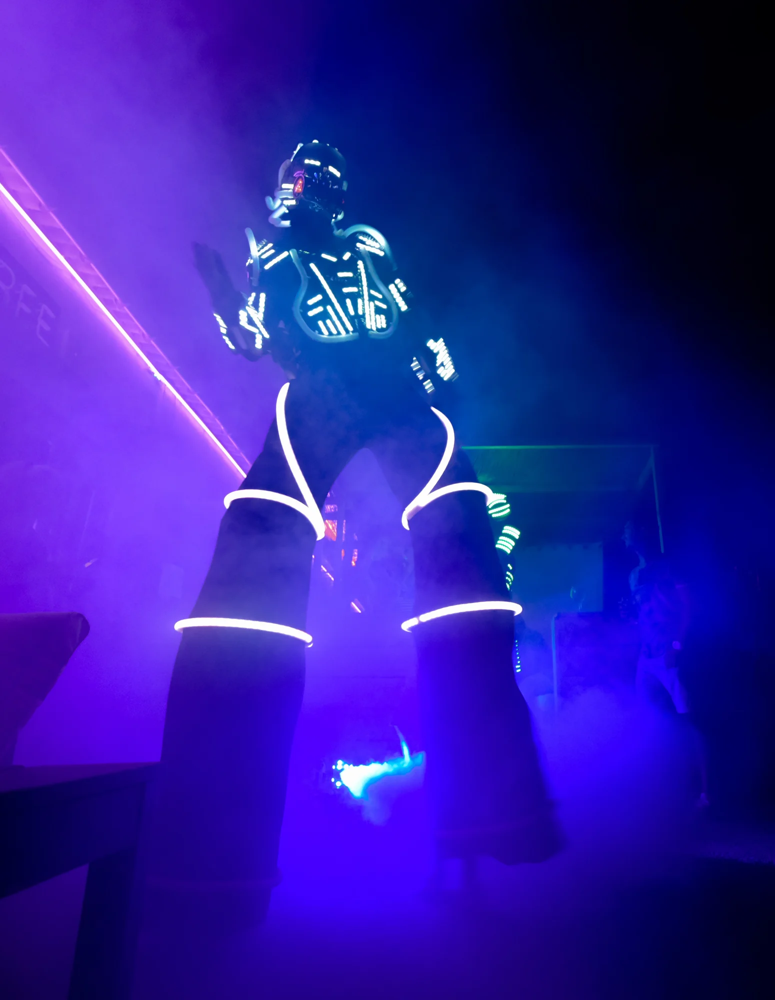 Échassier en costume lumineux LED façon robot