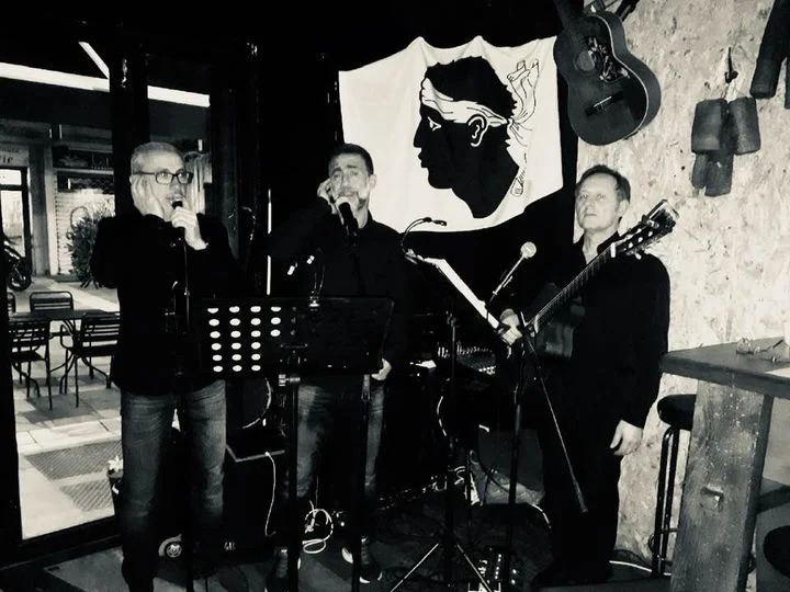 Groupe de musiciens interprétant de la chanson française sur scène