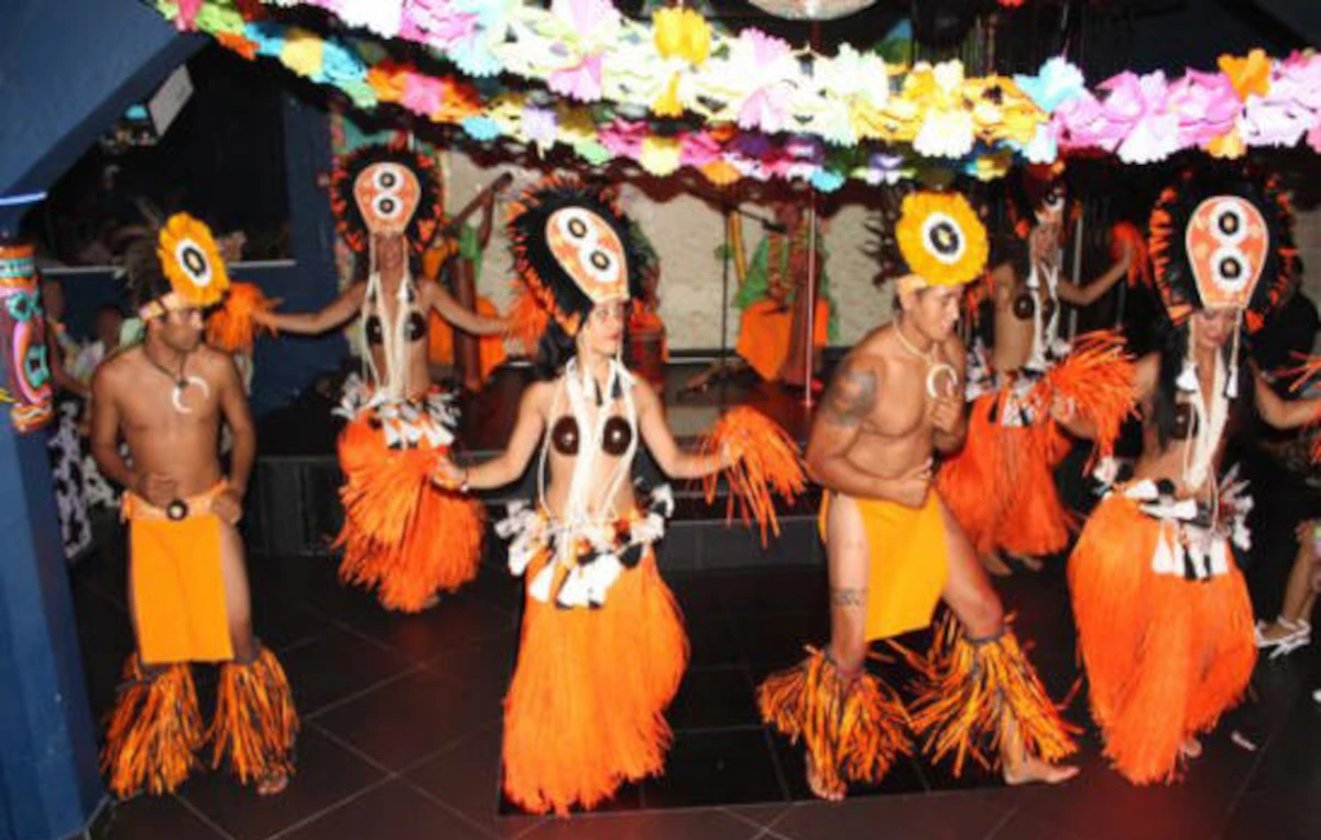 Spectacle de danse tahitienne lors d'une soirée