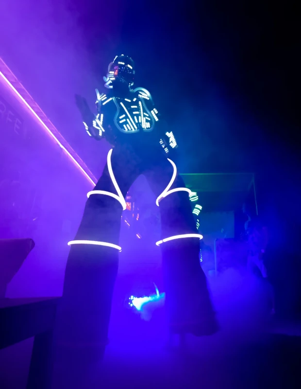 Échassier en costume lumineux LED façon robot