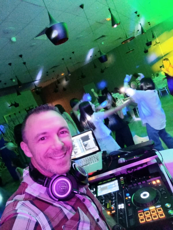 Animateur de soirée au micro