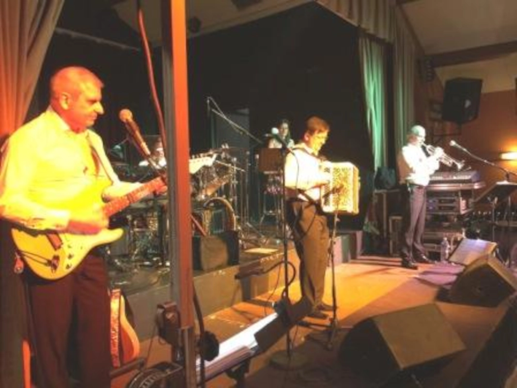 Orchestre de variétés avec accordéon
