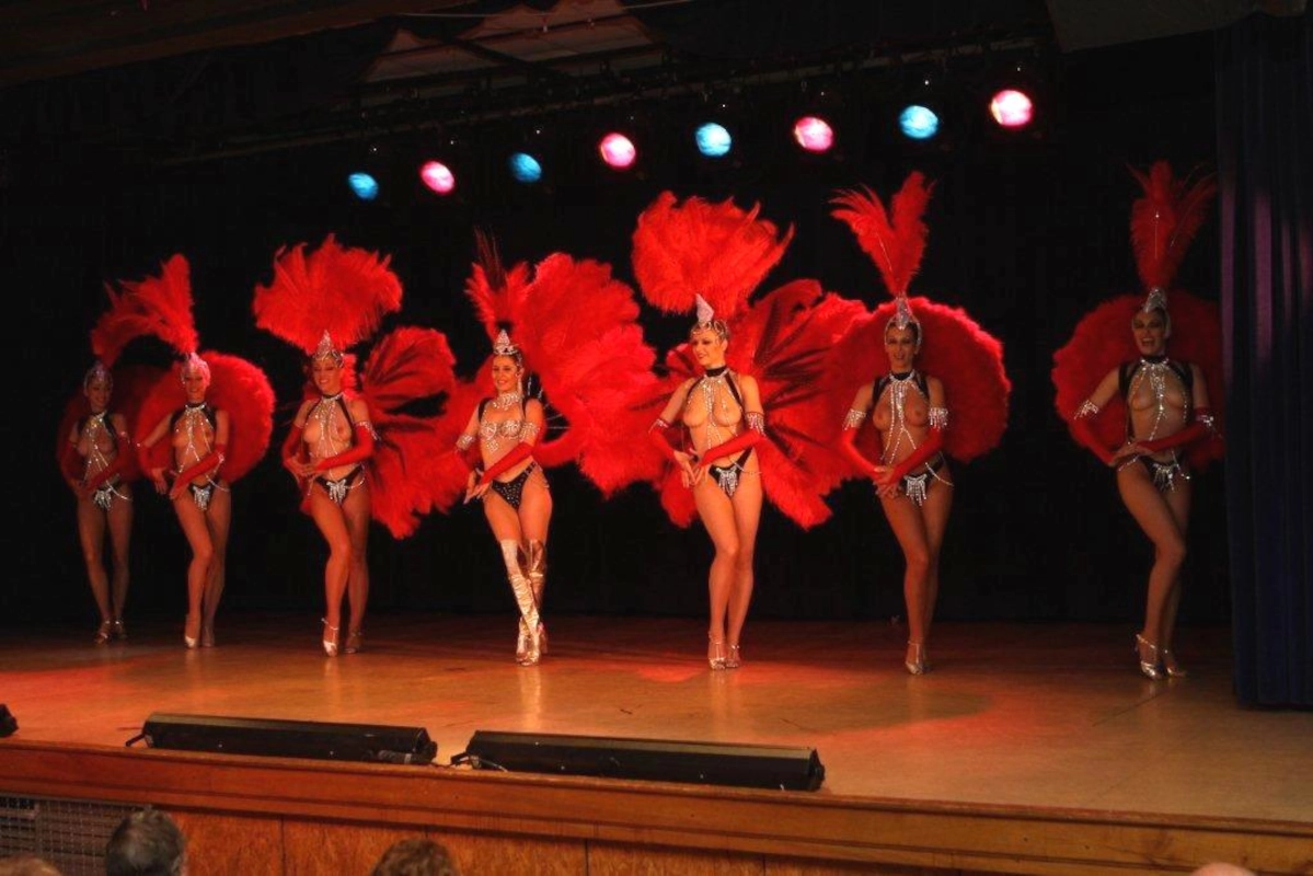 Revue cabaret, costumes à plumes