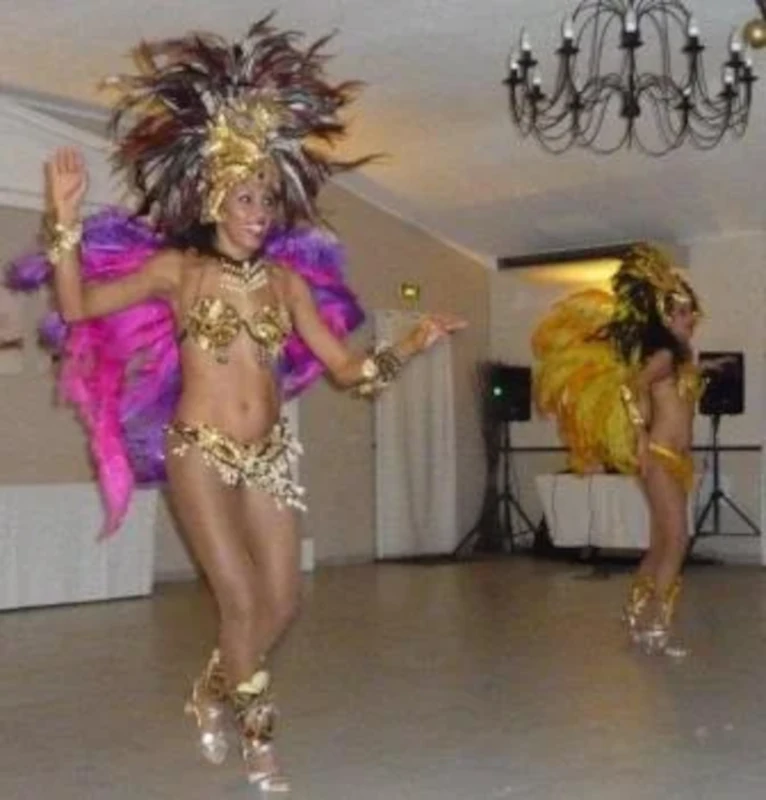 Danseuses brésiliennes en costume de samba