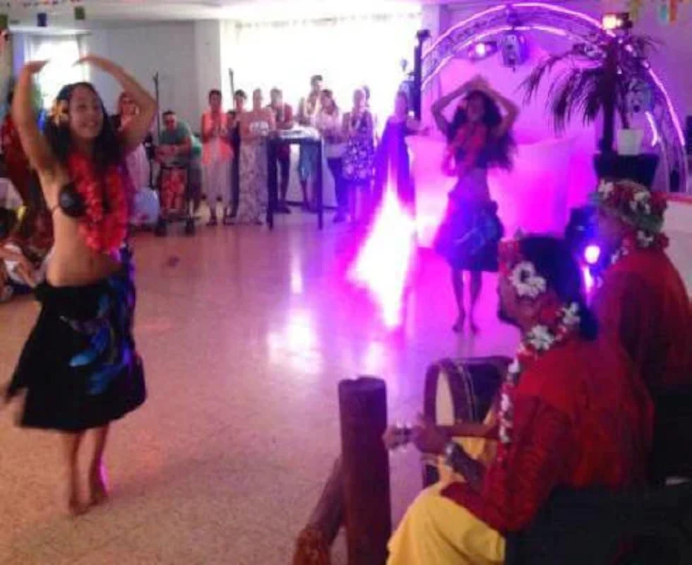 Spectacle de danse tahitienne lors d'une soirée