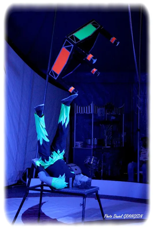 Numéro d'acrobatie du Cirque Cornero sous chapiteau
