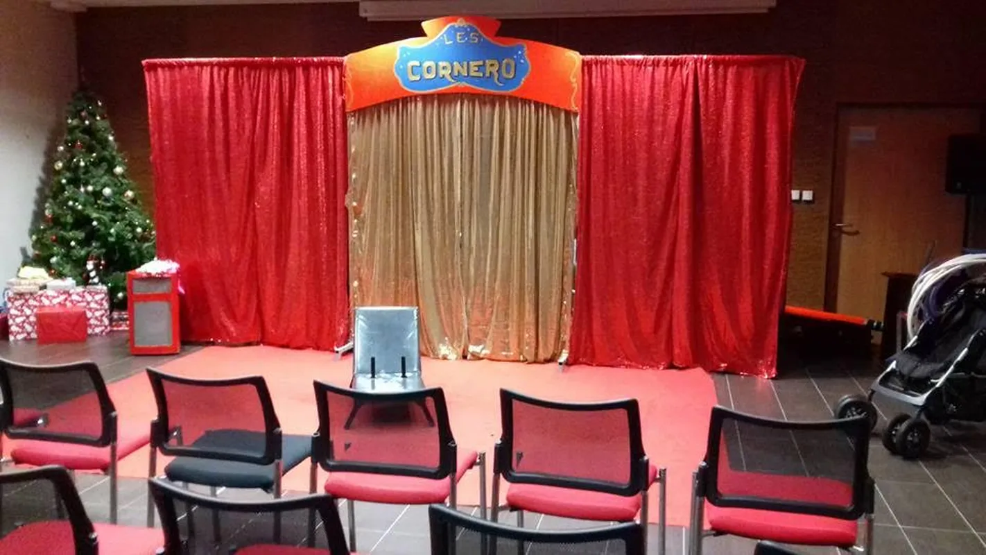 Chapiteau du Cirque Cornero, décor de Noël