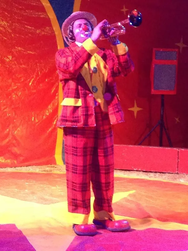 Clown du Cirque Cornero à la trompette