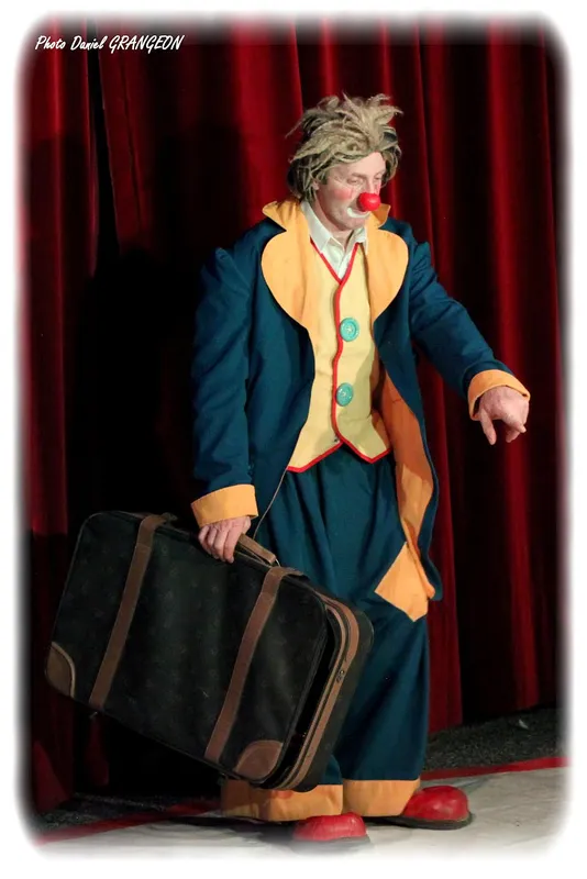 Clown du Cirque Cornero avec sa valise