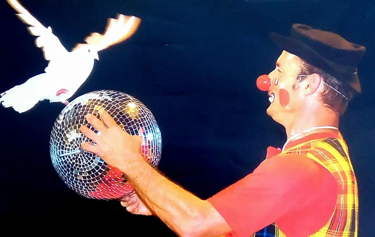 Clown magicien avec colombe et boule à facettes