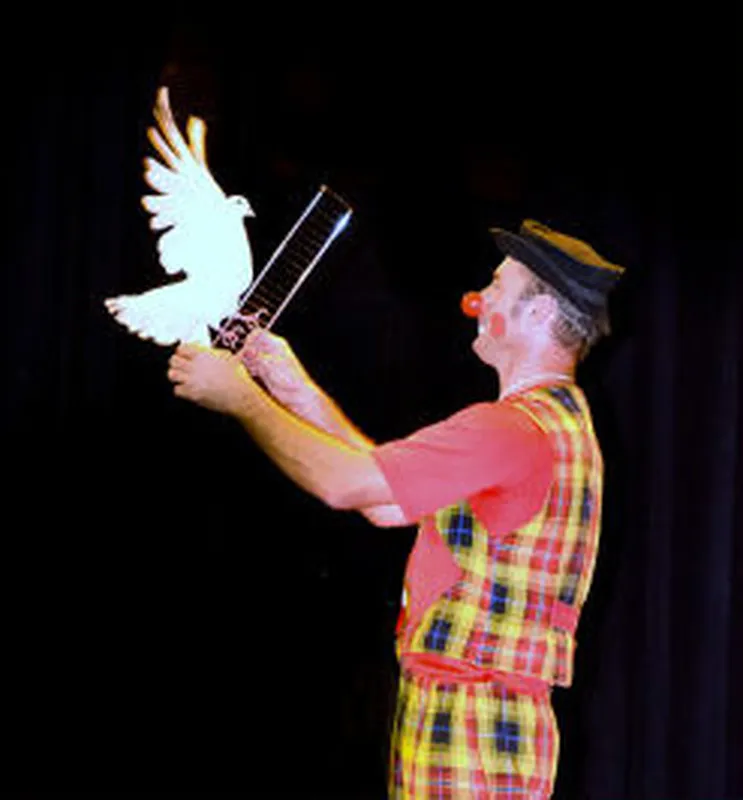 Clown magicien avec une colombe