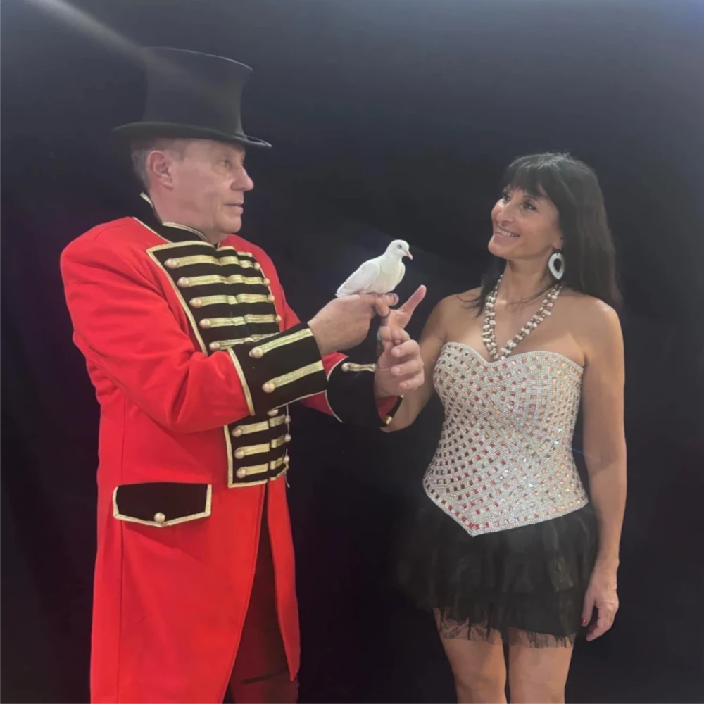 Magicien en spectacle devant un public d'enfants