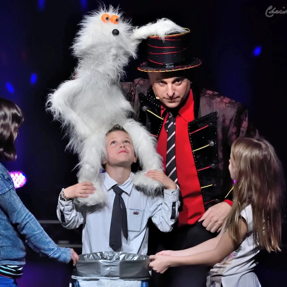 Ventriloque avec sa marionnette