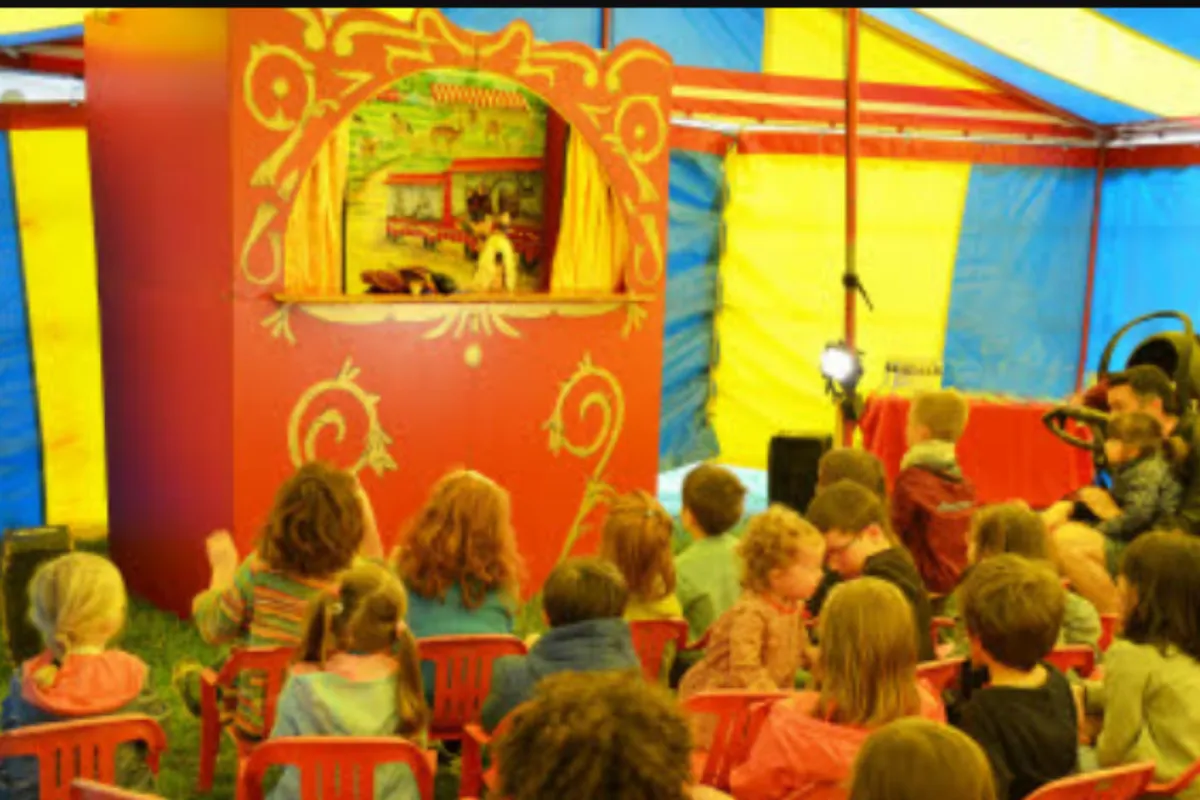 Théâtre de Guignol sous chapiteau, avec les enfants