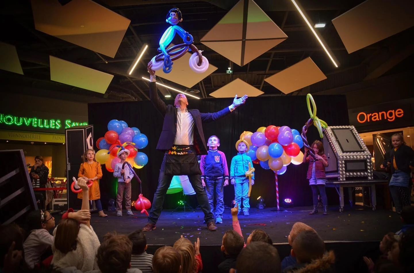 Magicien en spectacle devant un public d'enfants