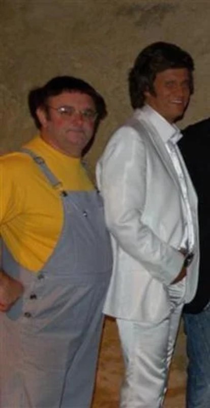 Sosie de Claude François en costume blanc