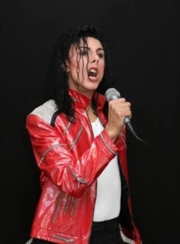 Sosie de Michael Jackson en veste rouge