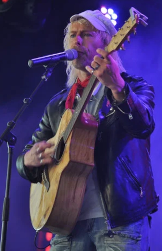 Artiste hommage chantant à la guitare