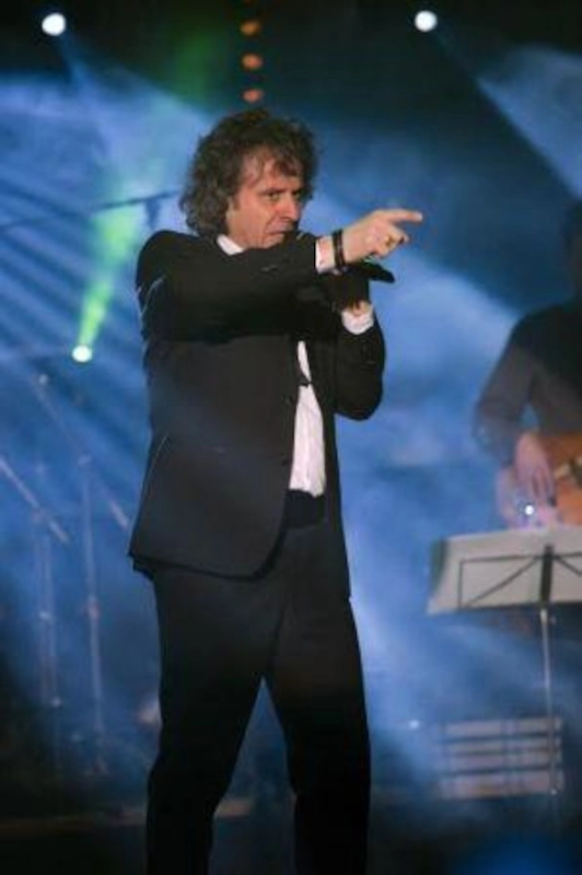 Sosie de Michel Sardou sur scène