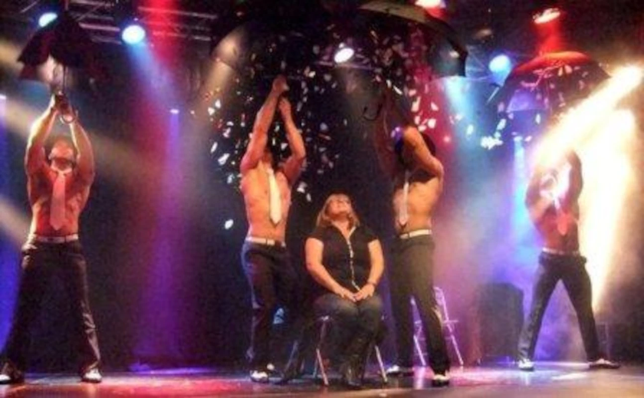 Revue chippendales sur scène avec le public
