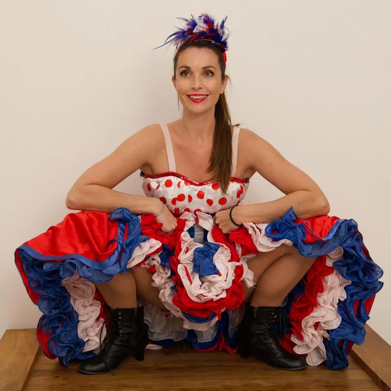 Stripteaseuse Morgane en costume de french cancan