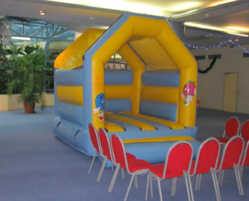 Petit château gonflable en salle